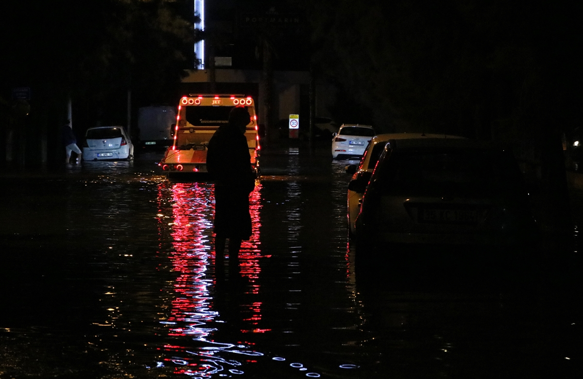 Mavişehir'de denizin taşması sonucu araçlar su altında kaldı