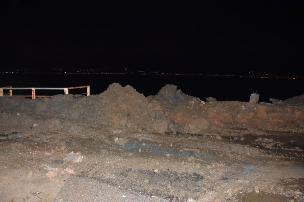 İzmir'de sahile kumdan set çekildi!