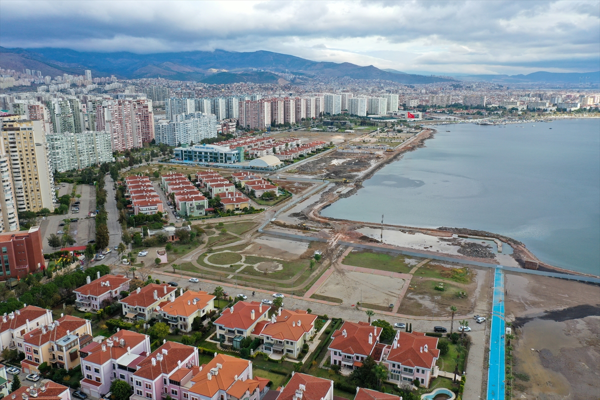 İzmir'de sahile kumdan set çekildi!