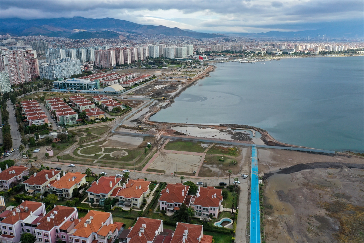 İzmir'de sahile kumdan set çekildi!