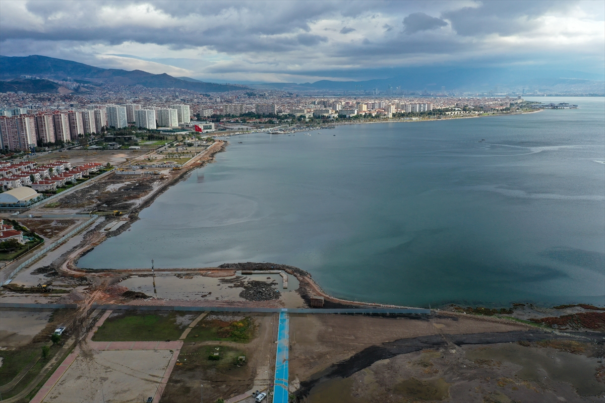 İzmir'de sahile kumdan set çekildi!