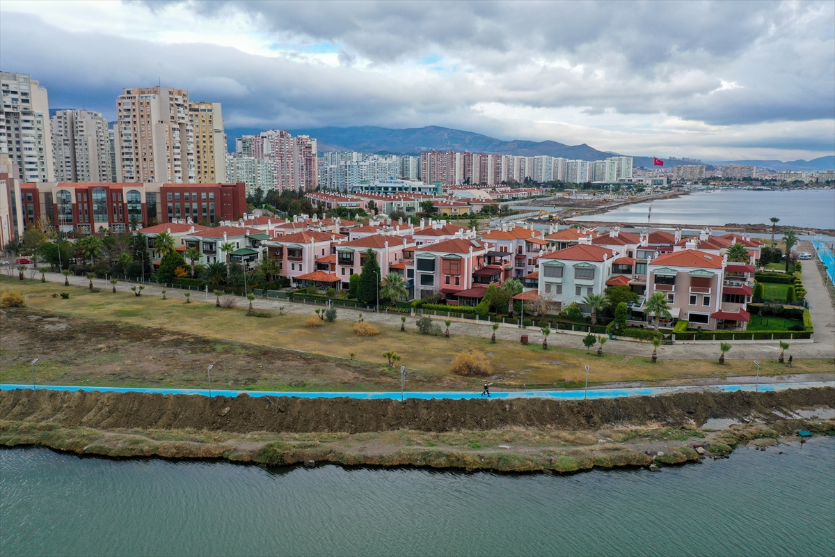 İzmir'de sahile kumdan set çekildi!