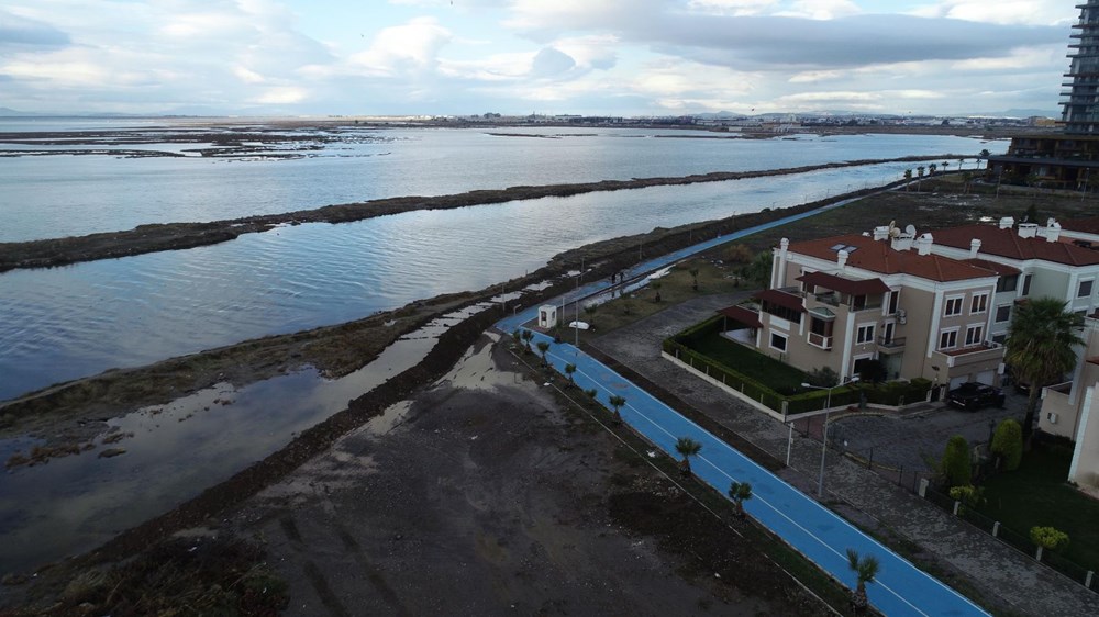 İzmir'de sahile kumdan set çekildi!