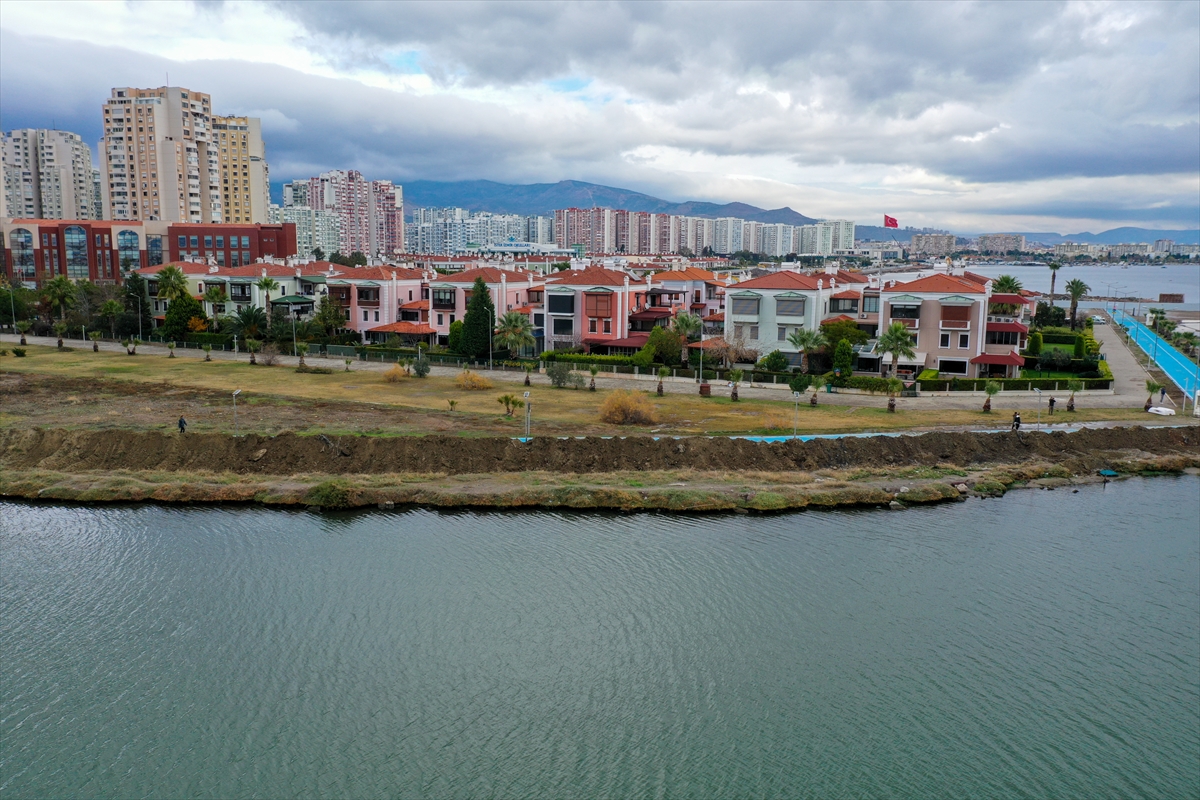 İzmir'de sahile kumdan set çekildi!