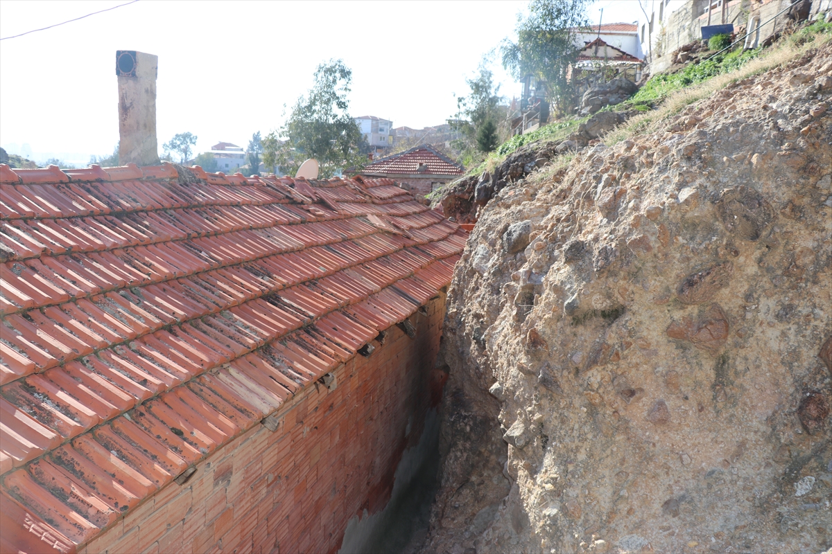 İzmir'de heyelandan zarar gören evlerde yaşayanlar tedirgin