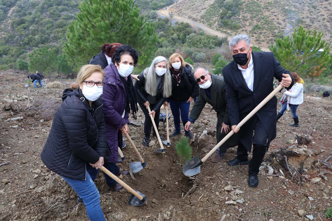 Güzelbahçe'de 500 fidan toprakla buluştu