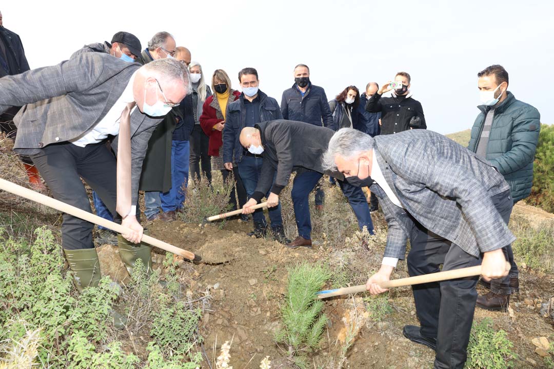 Güzelbahçe'de 500 fidan toprakla buluştu