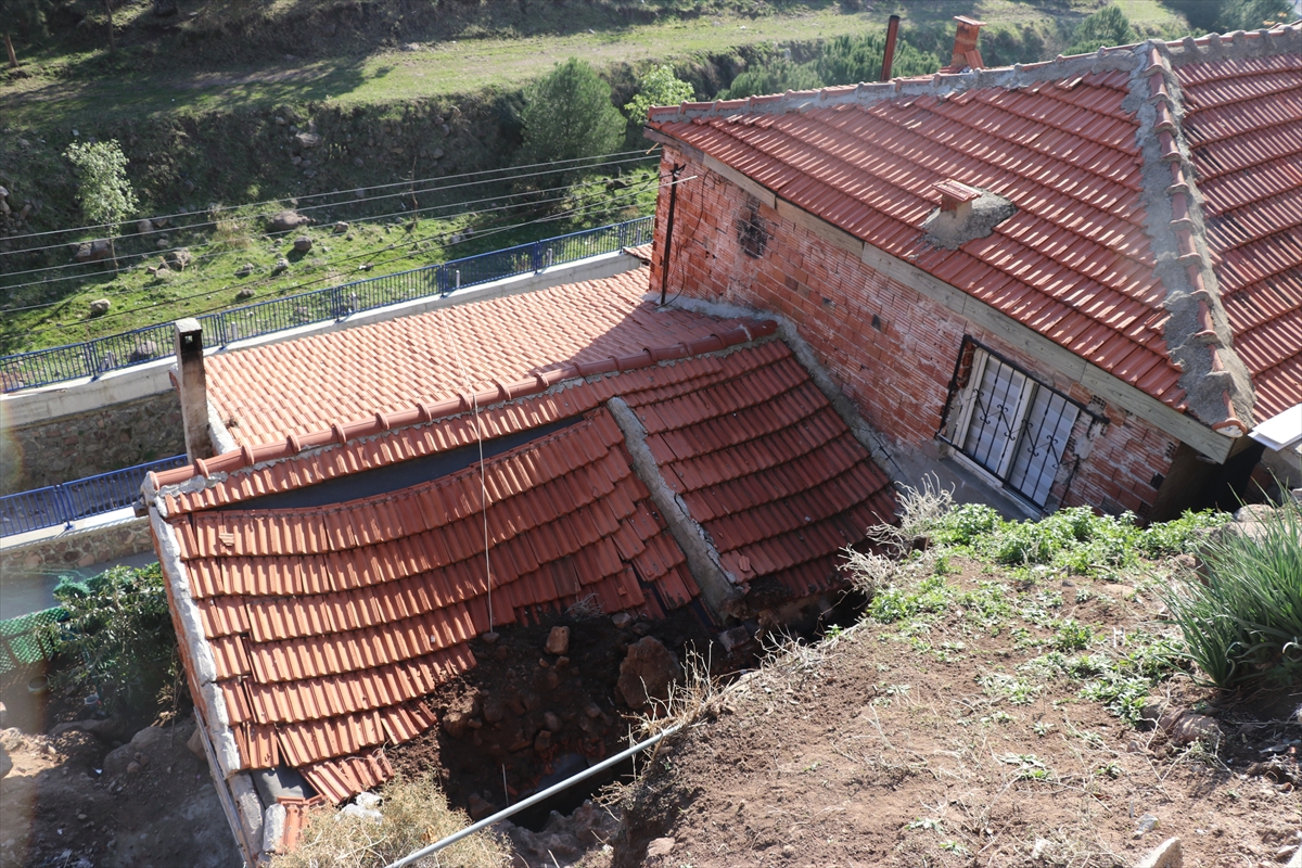 İzmir'de heyelandan zarar gören evlerde yaşayanlar tedirgin