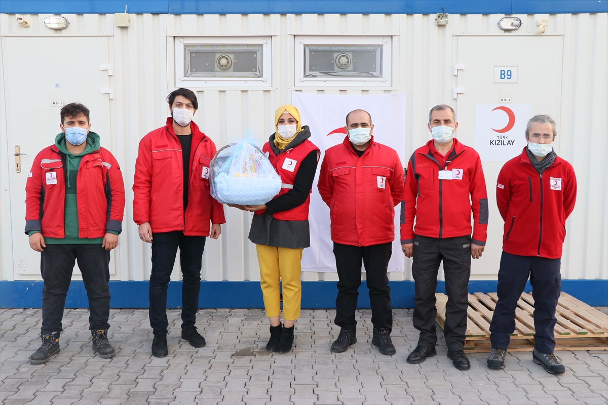 İzmir'deki konteyner kentin 'ilk bebeği'