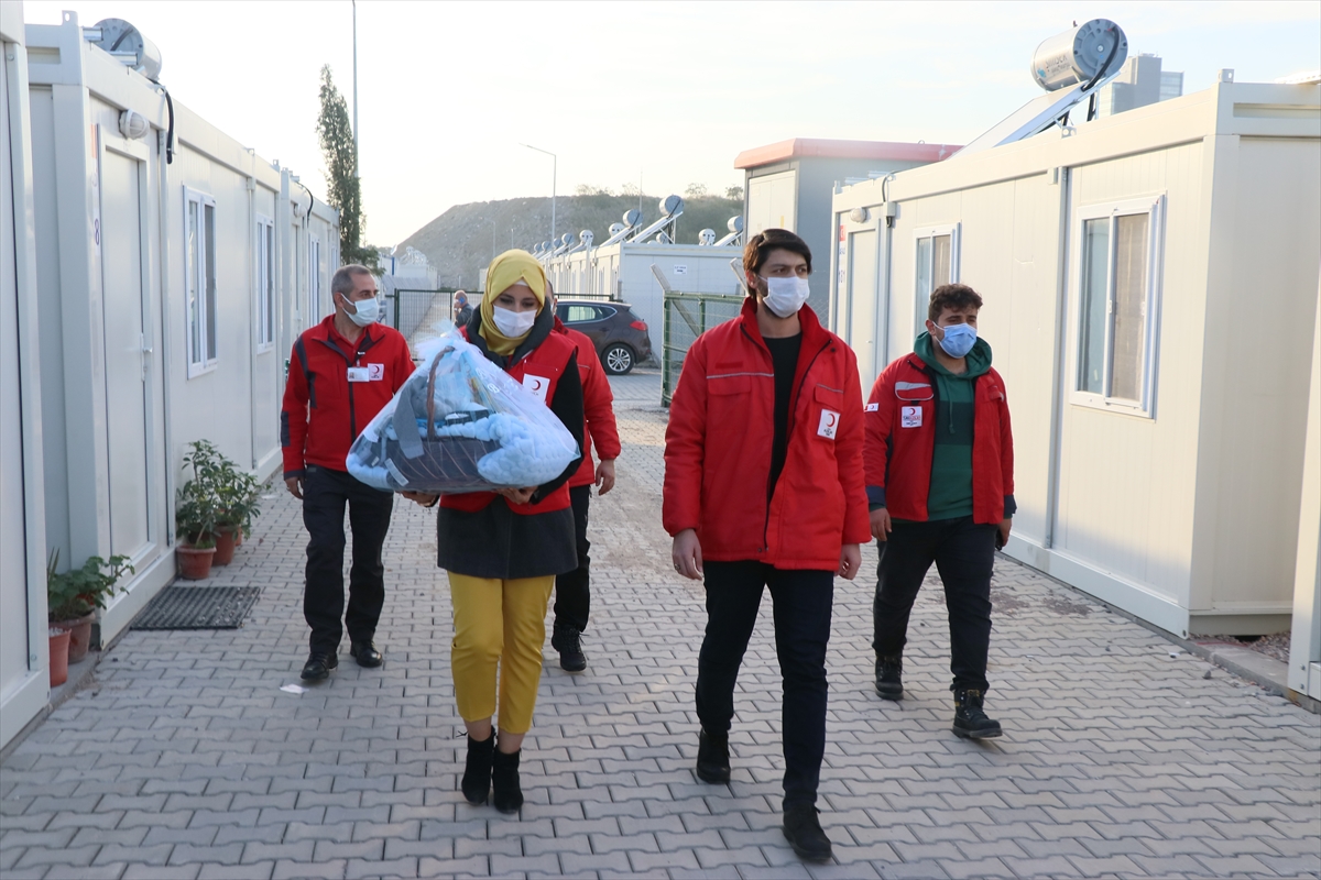 İzmir'deki konteyner kentin 'ilk bebeği'