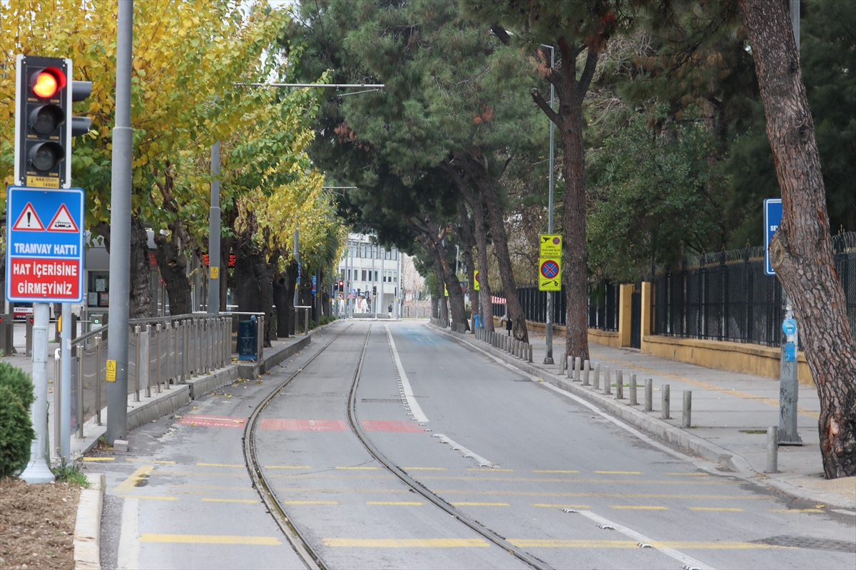 İzmir'de sokağa çıkma kısıtlamasıyla sessizliğe büründü