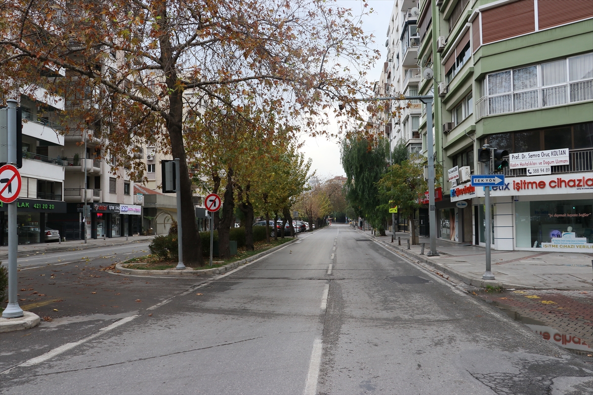 İzmir'de sokağa çıkma kısıtlamasıyla sessizliğe büründü