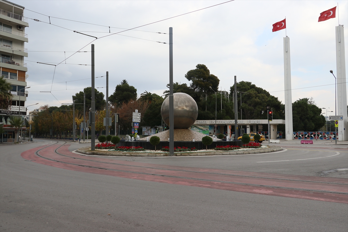 İzmir'de sokağa çıkma kısıtlamasıyla sessizliğe büründü