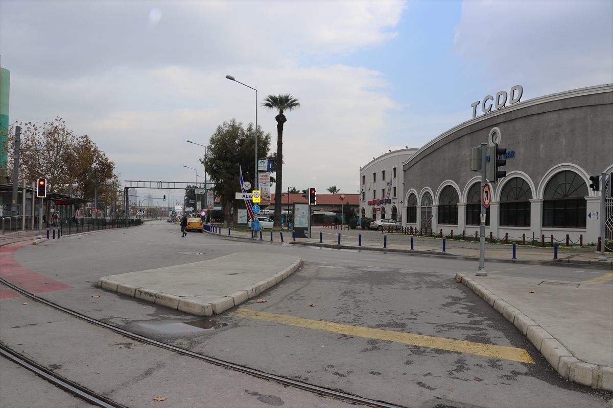 İzmir'de sokağa çıkma kısıtlamasıyla sessizliğe büründü