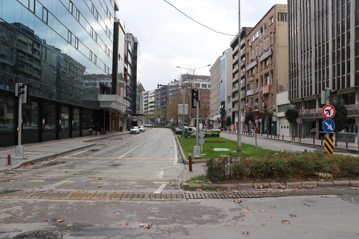 İzmir'de sokağa çıkma kısıtlamasıyla sessizliğe büründü