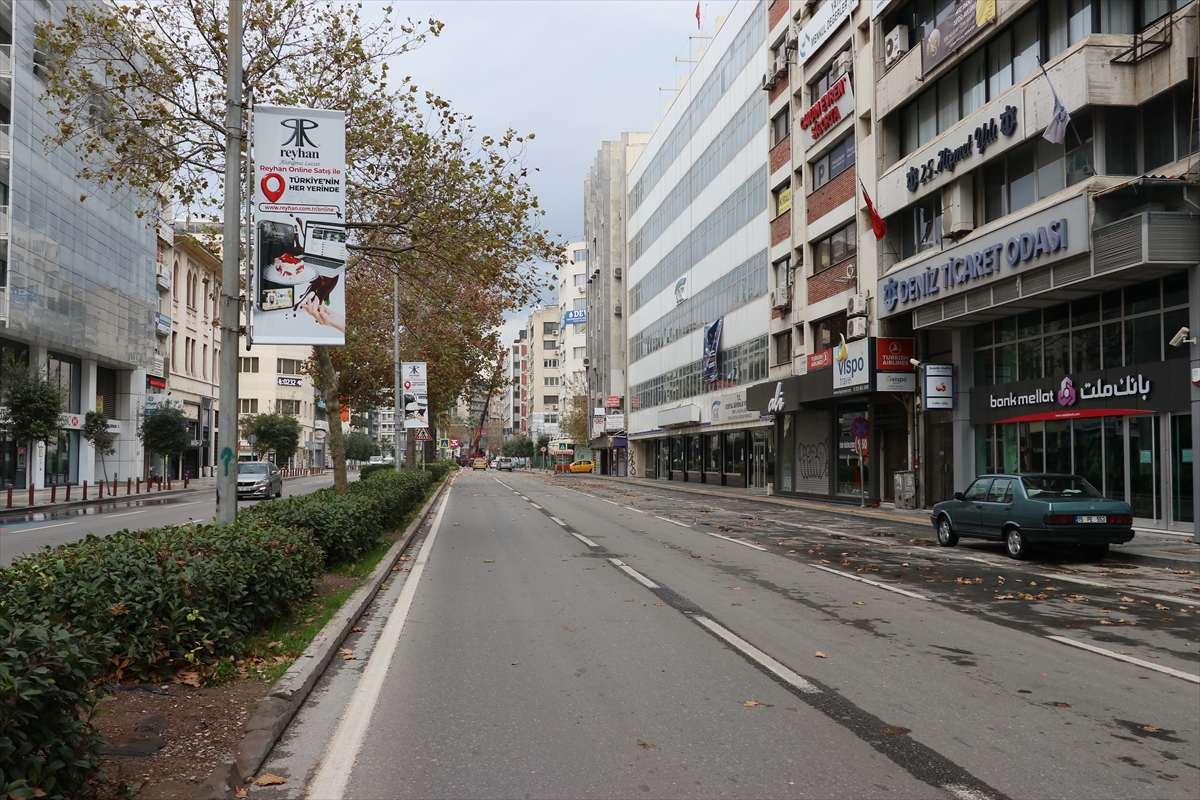 İzmir'de sokağa çıkma kısıtlamasıyla sessizliğe büründü