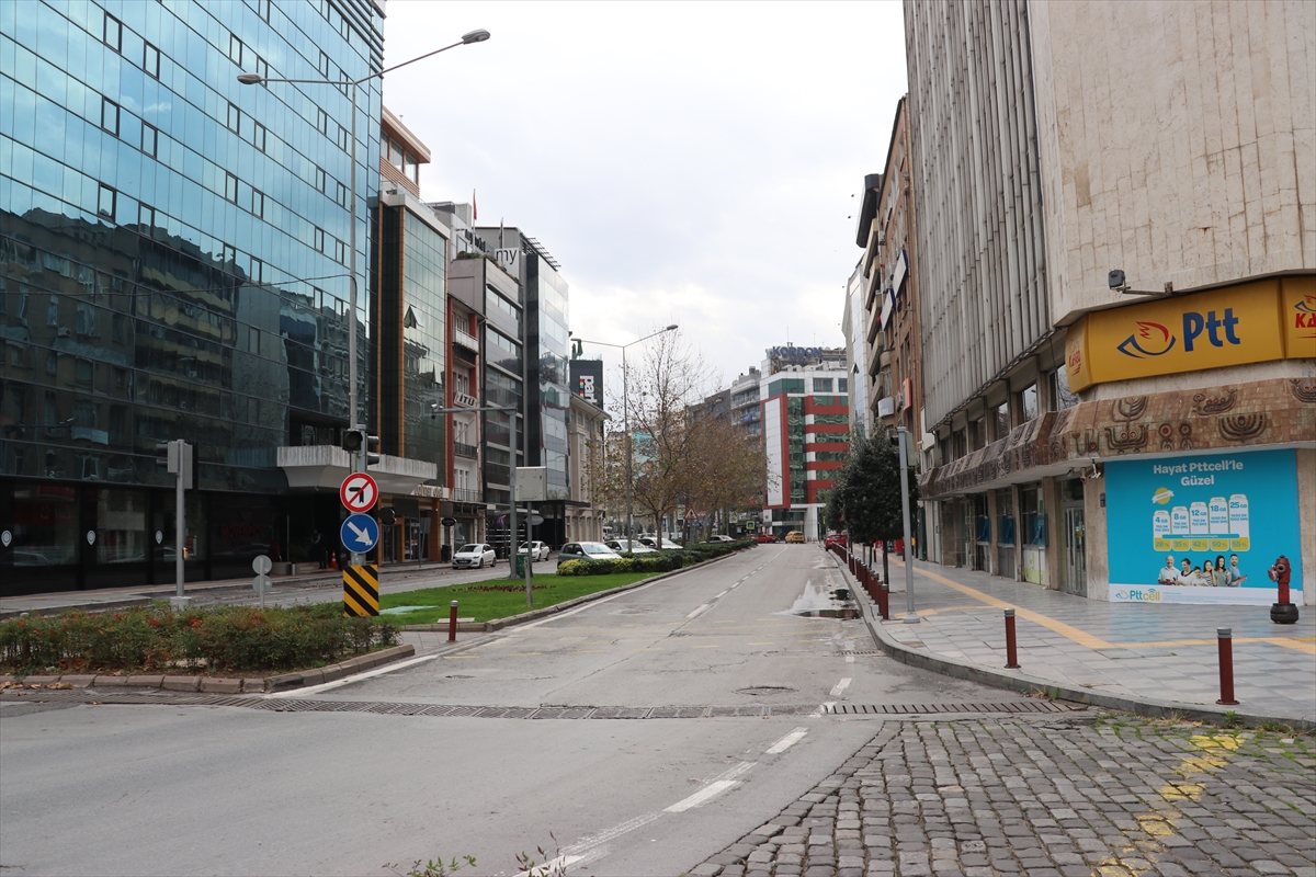 İzmir'de sokağa çıkma kısıtlamasıyla sessizliğe büründü