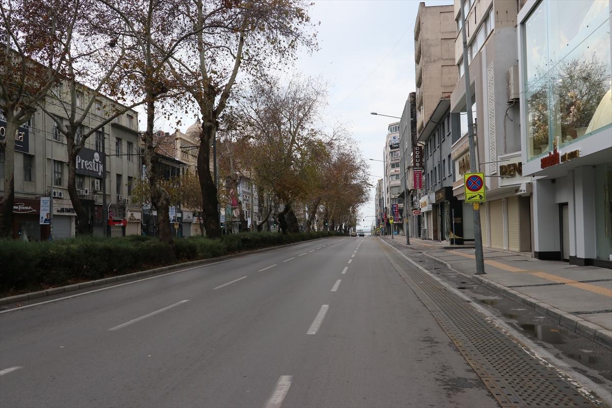 İzmir'de sokağa çıkma kısıtlamasıyla sessizliğe büründü