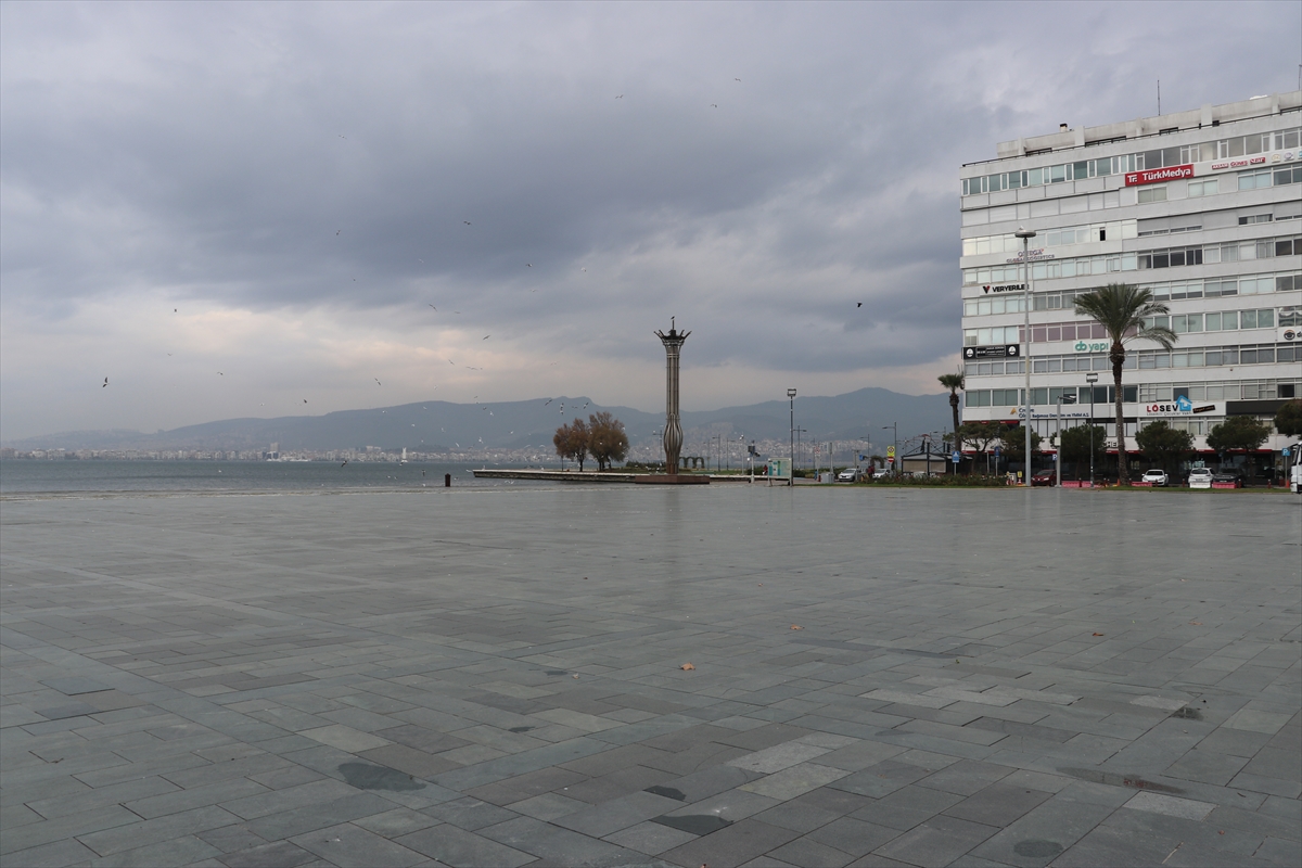 İzmir'de sokağa çıkma kısıtlamasıyla sessizliğe büründü