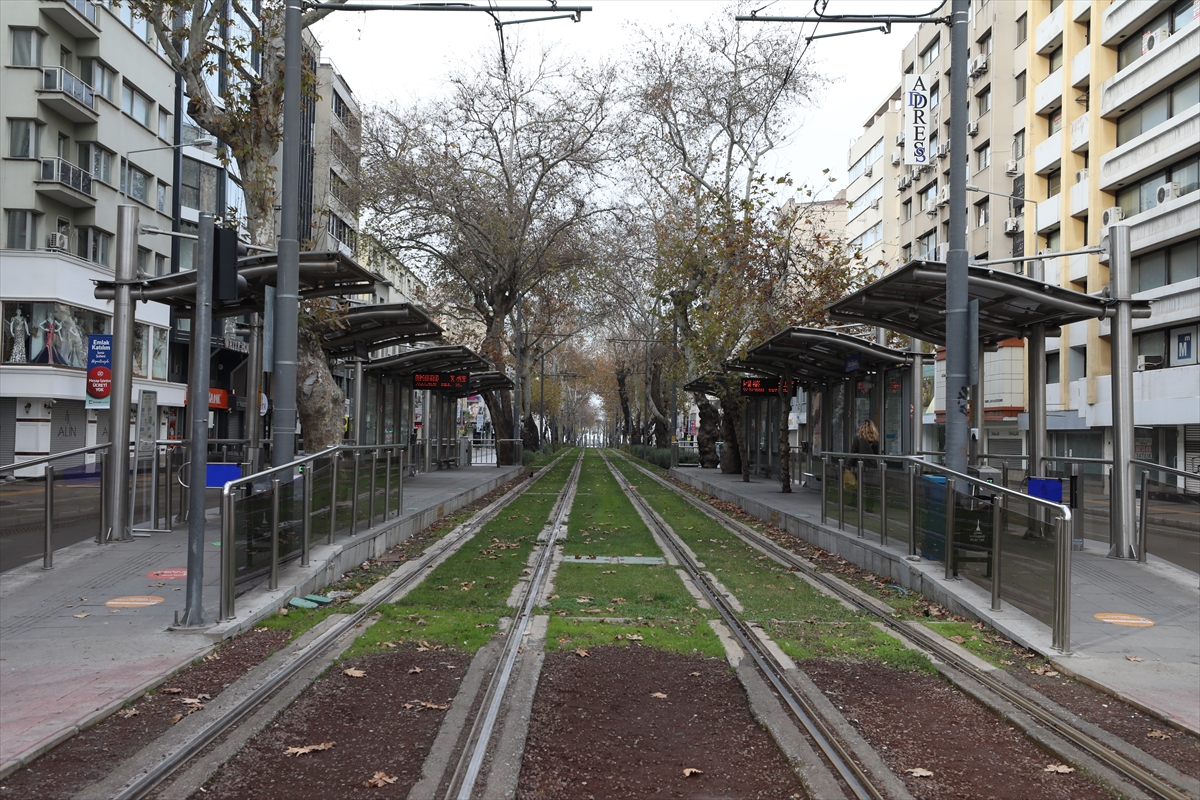 İzmir'de sokağa çıkma kısıtlamasıyla sessizliğe büründü