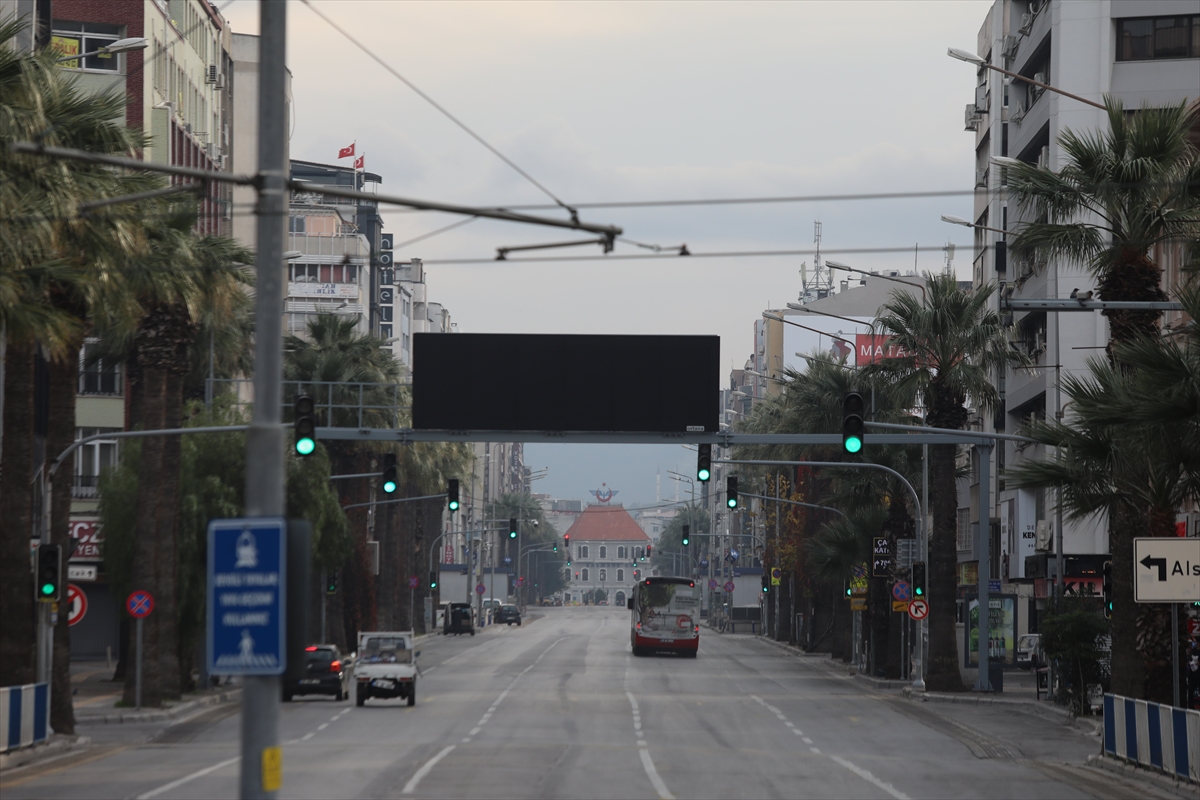 İzmir'de sokağa çıkma kısıtlamasıyla sessizliğe büründü