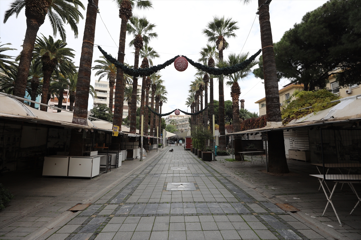 İzmir'de sokağa çıkma kısıtlamasıyla sessizliğe büründü