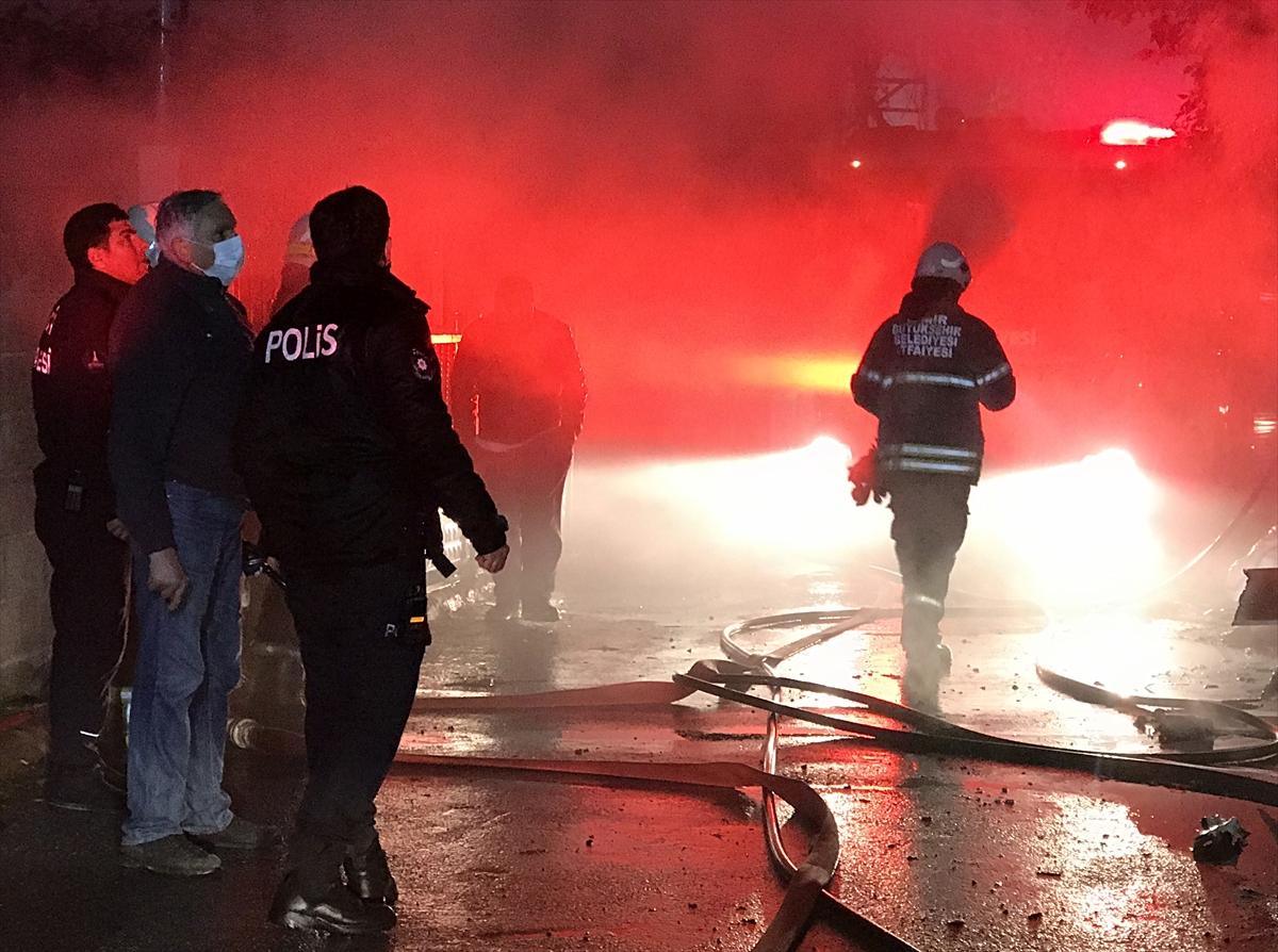 İzmir'de çıkan yangında mahsur kalanları komşuları kurtardı!