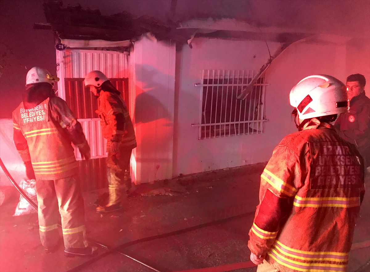 İzmir'de çıkan yangında mahsur kalanları komşuları kurtardı!