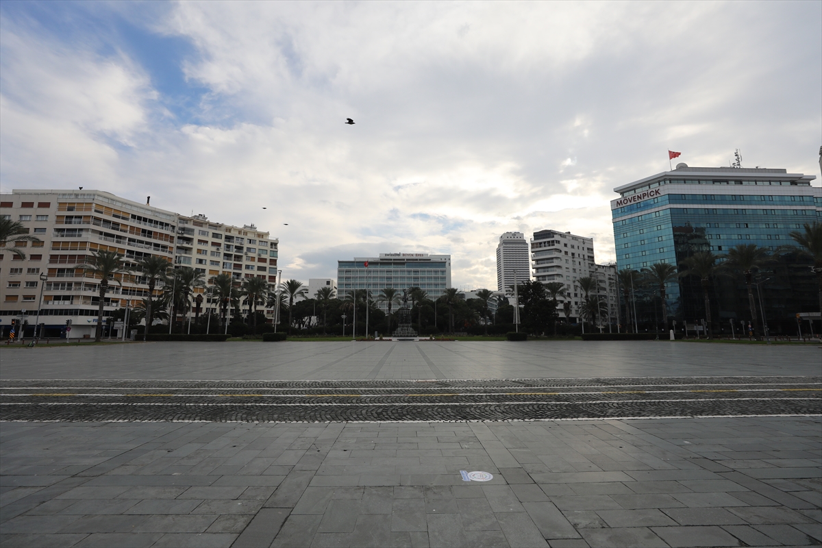 İzmir'de sokağa çıkma kısıtlamasıyla sessizliğe büründü