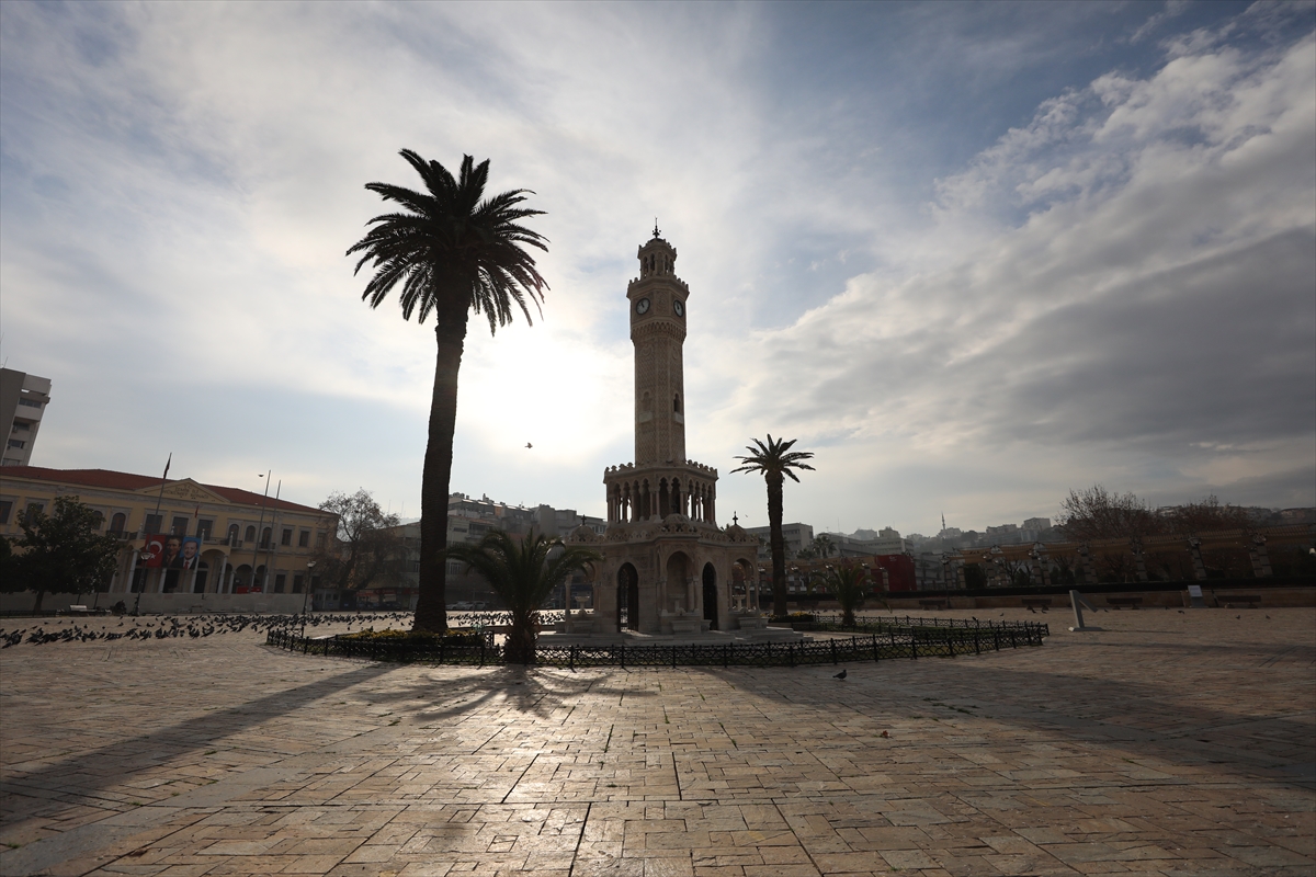 İzmir'de sokağa çıkma kısıtlamasıyla sessizliğe büründü