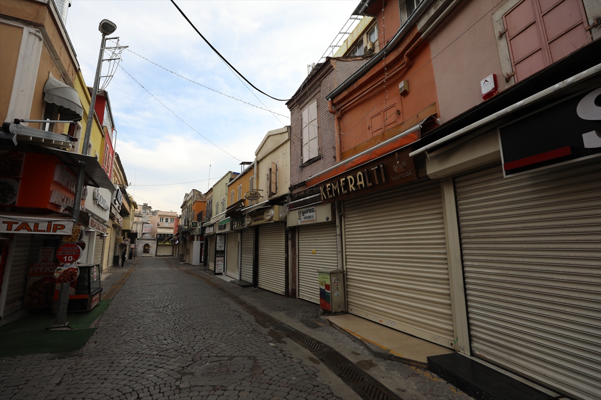 İzmir'de sokağa çıkma kısıtlamasıyla sessizliğe büründü