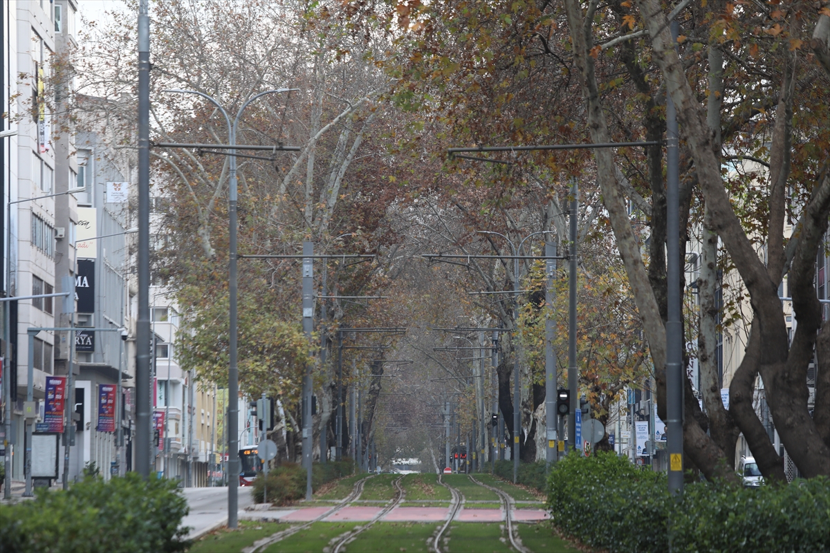 İzmir'de sokağa çıkma kısıtlamasıyla sessizliğe büründü