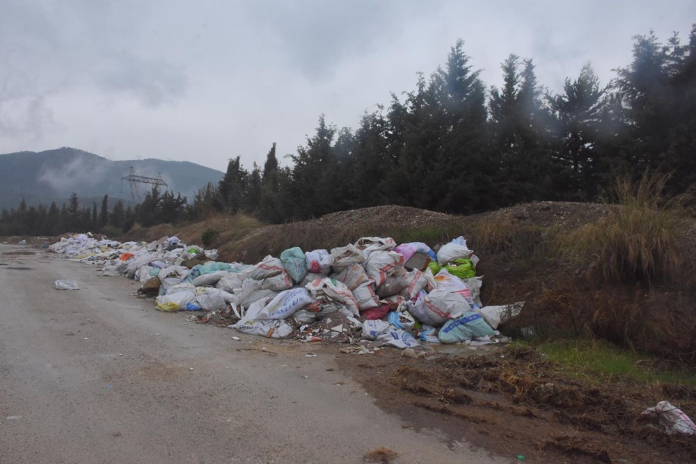 İzmir'de kaçak moloz dökülen ormanlık alanda 'asbest' tehlikesi