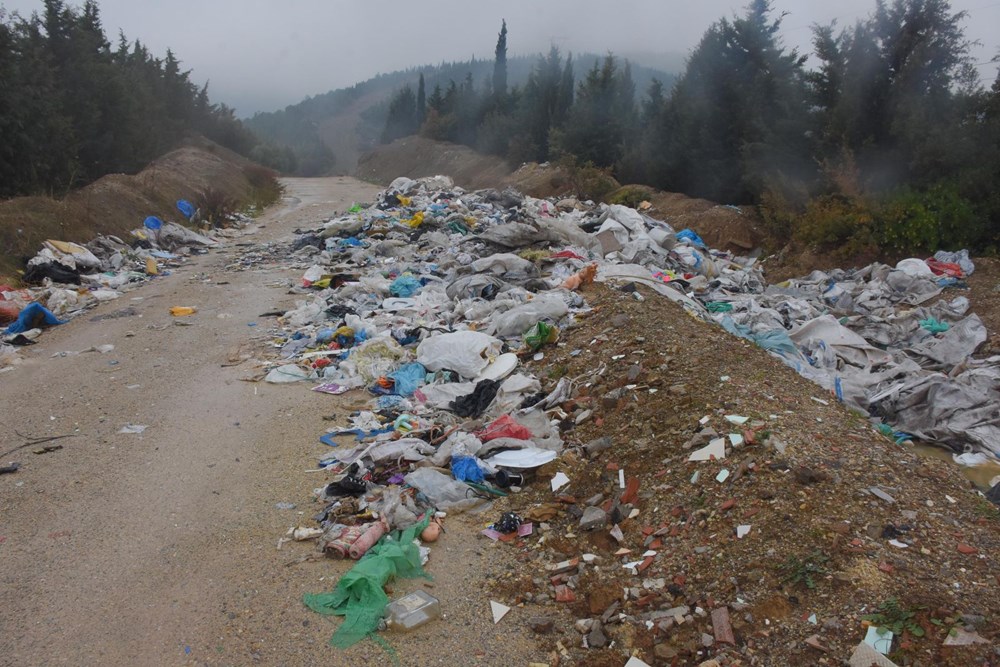 İzmir'de kaçak moloz dökülen ormanlık alanda 'asbest' tehlikesi