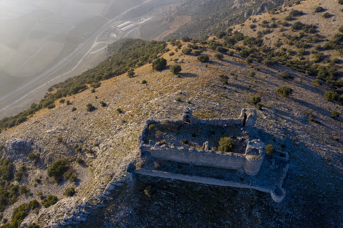 Selçuk'taki 'Keçi Kalesi' manzarasıyla ilgi görüyor