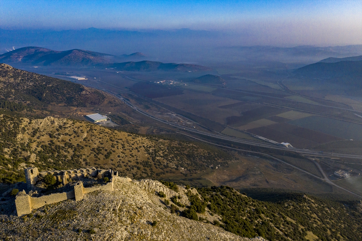 Selçuk'taki 'Keçi Kalesi' manzarasıyla ilgi görüyor