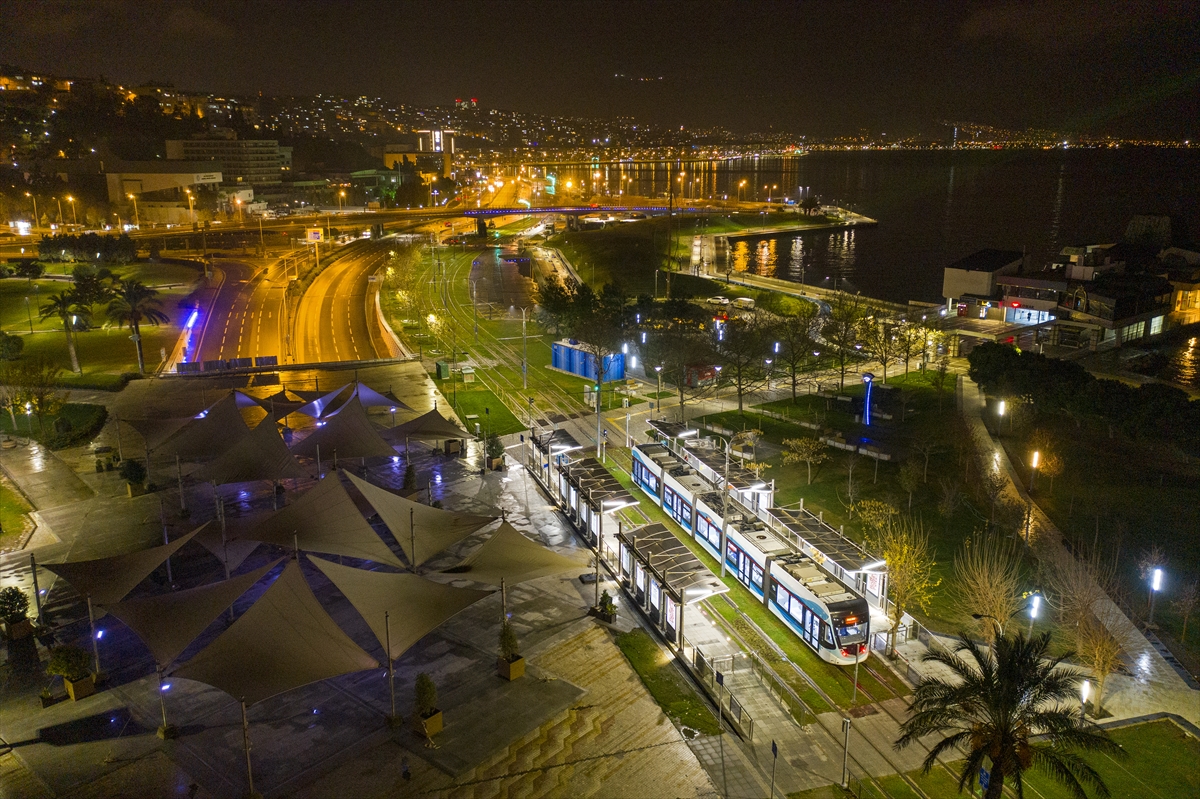 İzmir’de cadde ve sokaklar sessizliğe büründü