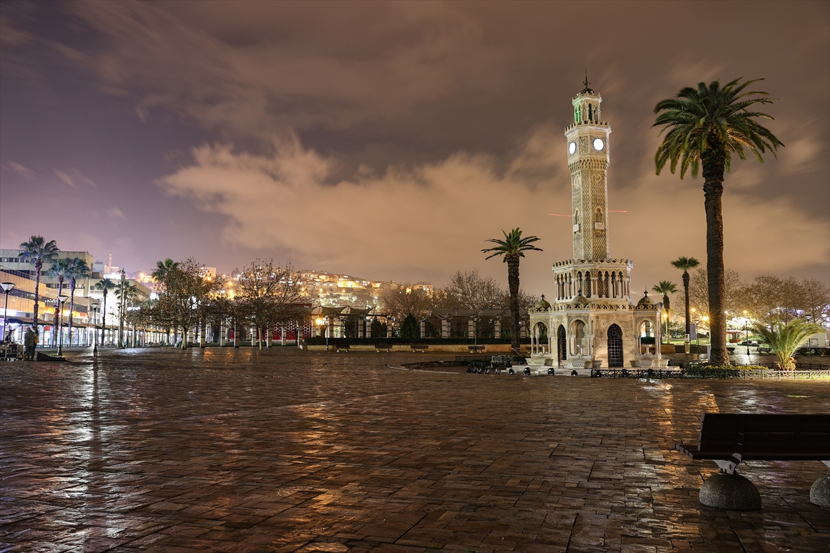 İzmir’de cadde ve sokaklar sessizliğe büründü