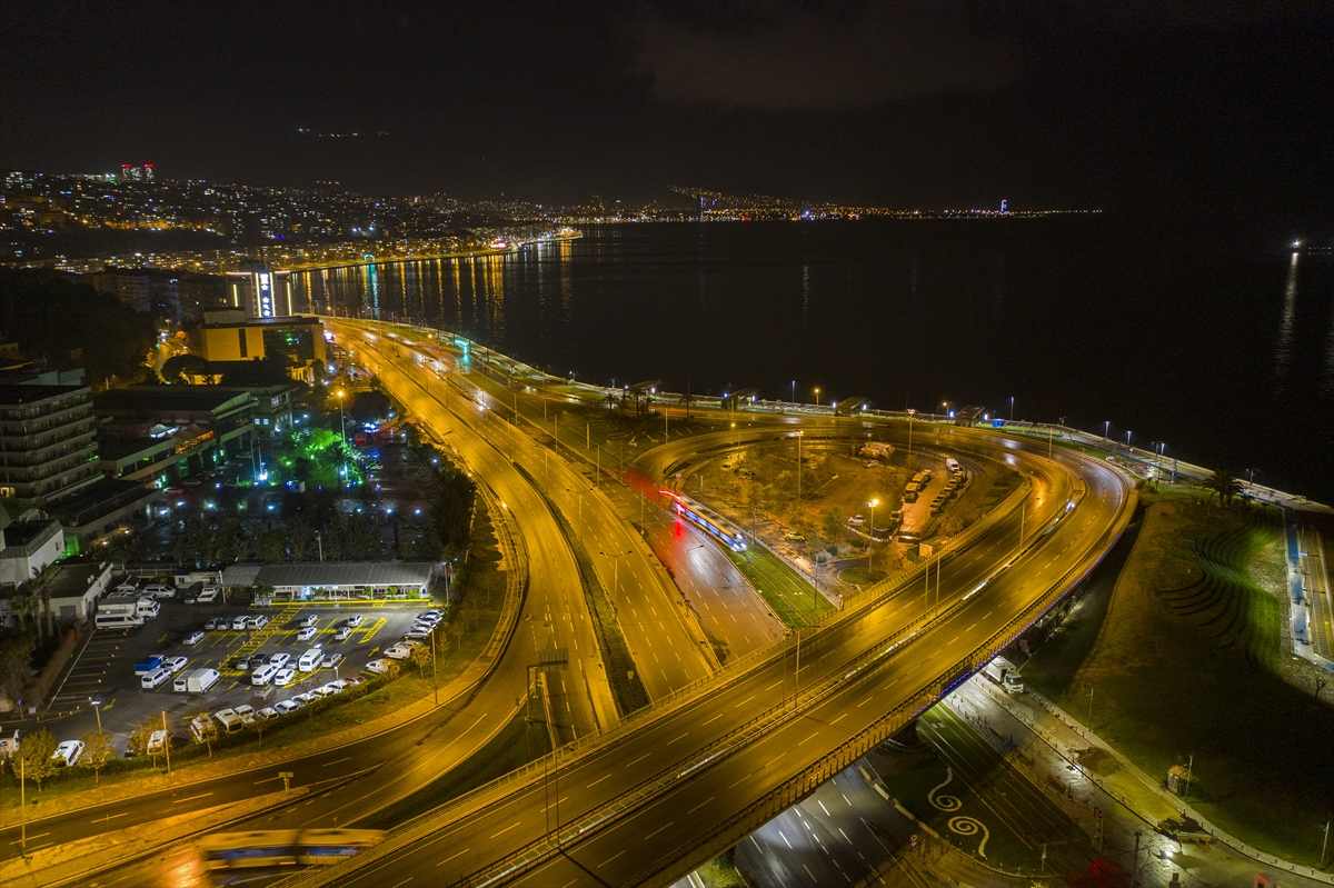 İzmir’de cadde ve sokaklar sessizliğe büründü