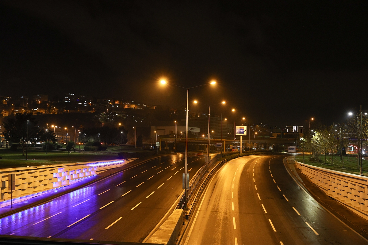 İzmir’de cadde ve sokaklar sessizliğe büründü