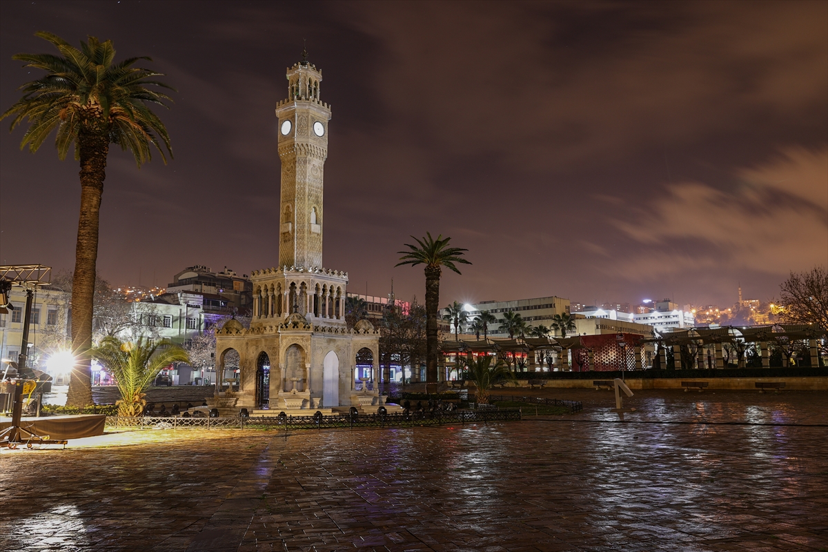 İzmir’de cadde ve sokaklar sessizliğe büründü