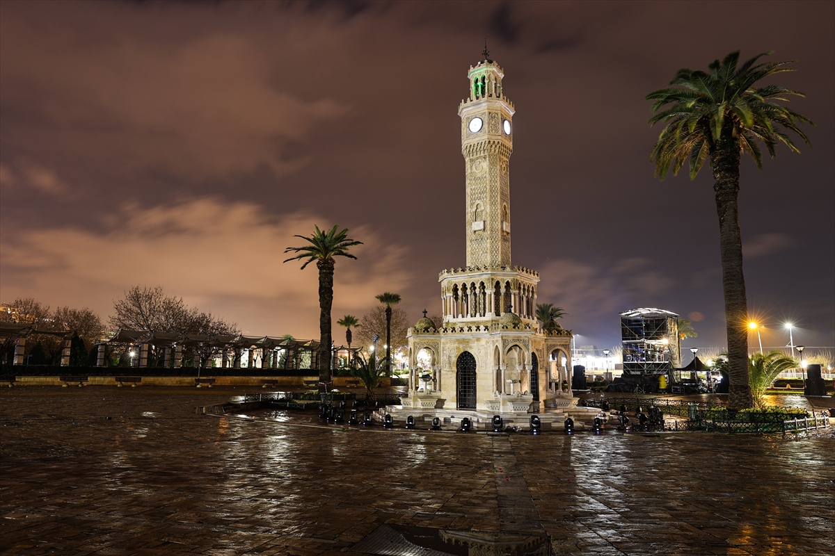 İzmir’de cadde ve sokaklar sessizliğe büründü