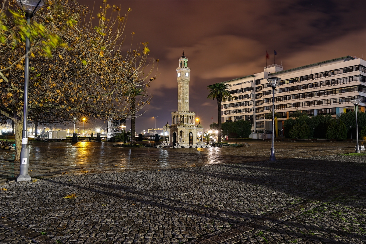 İzmir’de cadde ve sokaklar sessizliğe büründü