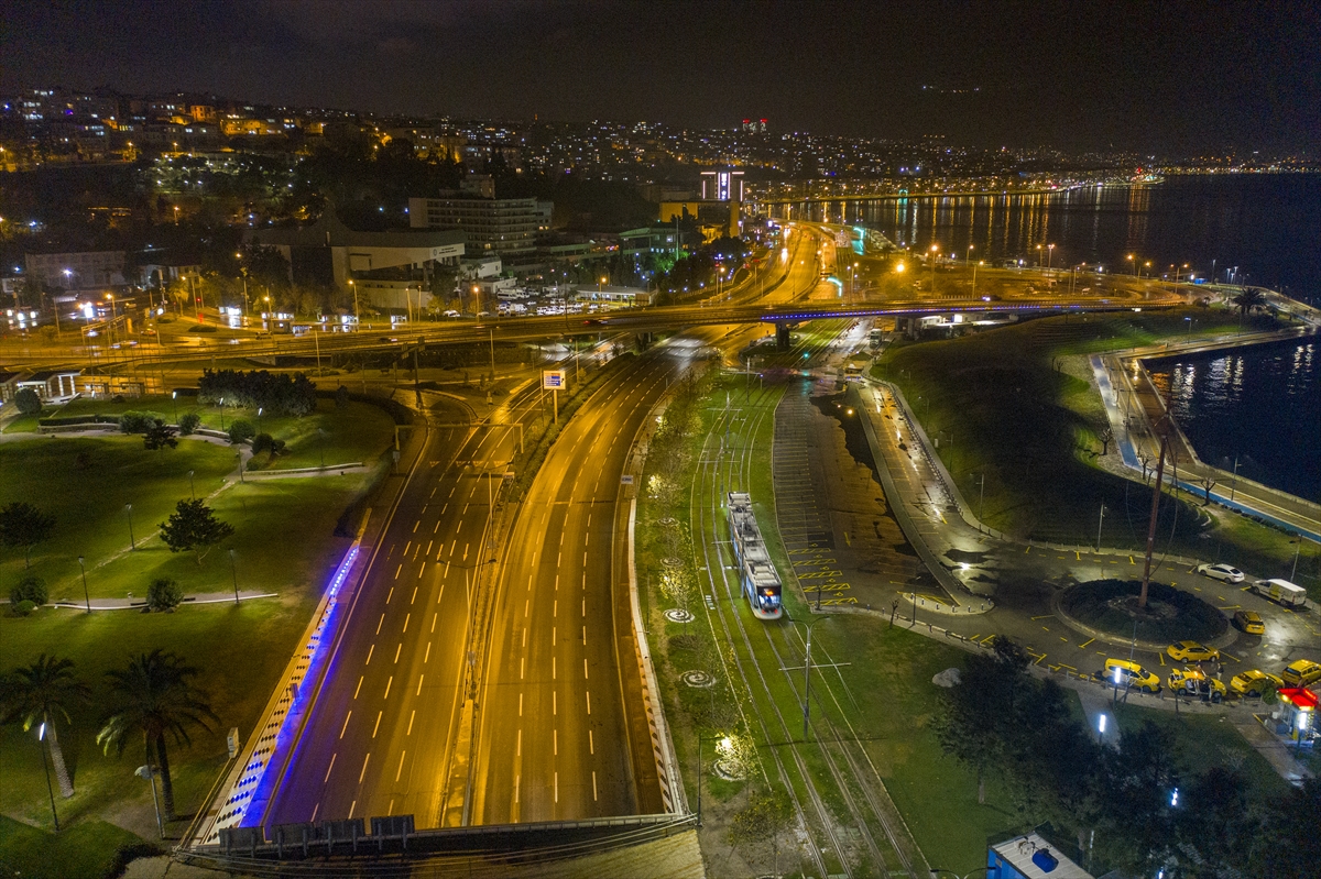 İzmir’de cadde ve sokaklar sessizliğe büründü