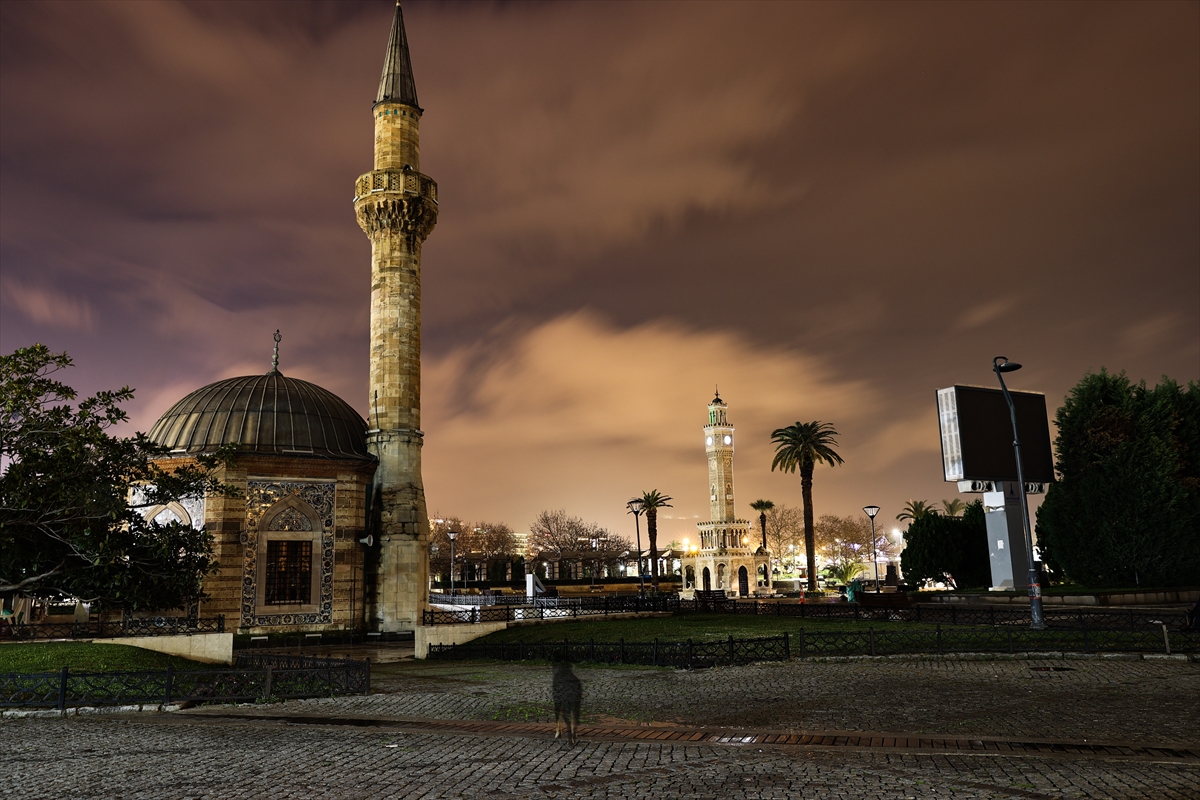 İzmir’de cadde ve sokaklar sessizliğe büründü