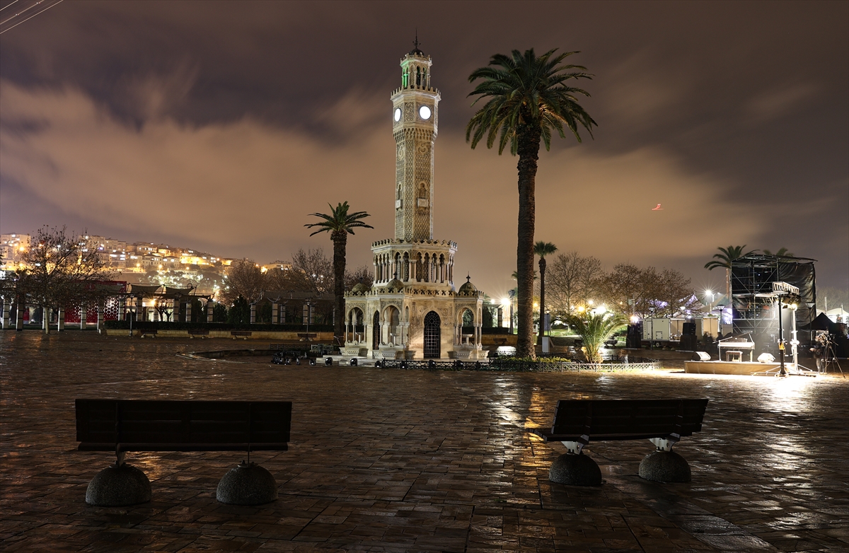 İzmir’de cadde ve sokaklar sessizliğe büründü