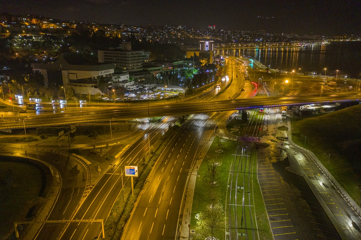 İzmir’de cadde ve sokaklar sessizliğe büründü