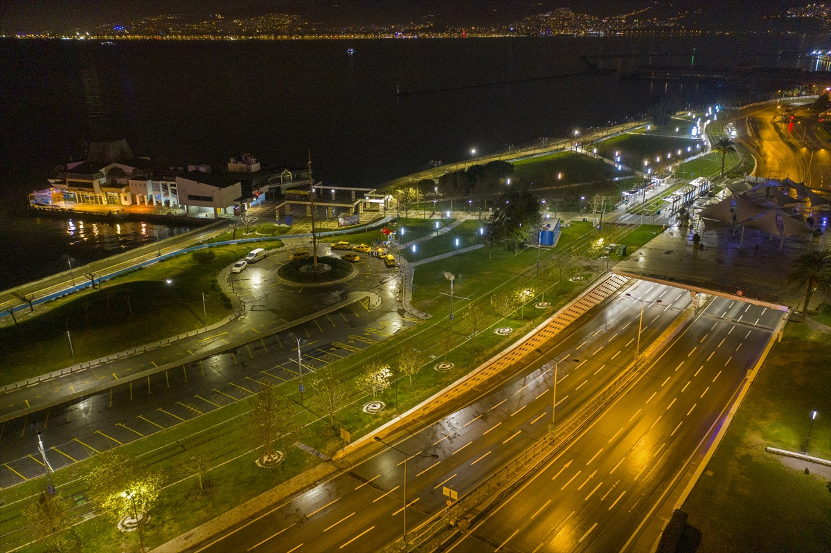 İzmir’de cadde ve sokaklar sessizliğe büründü