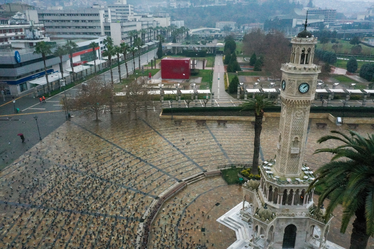 İzmir'de cadde ve sokaklarda sessizlik hakim!