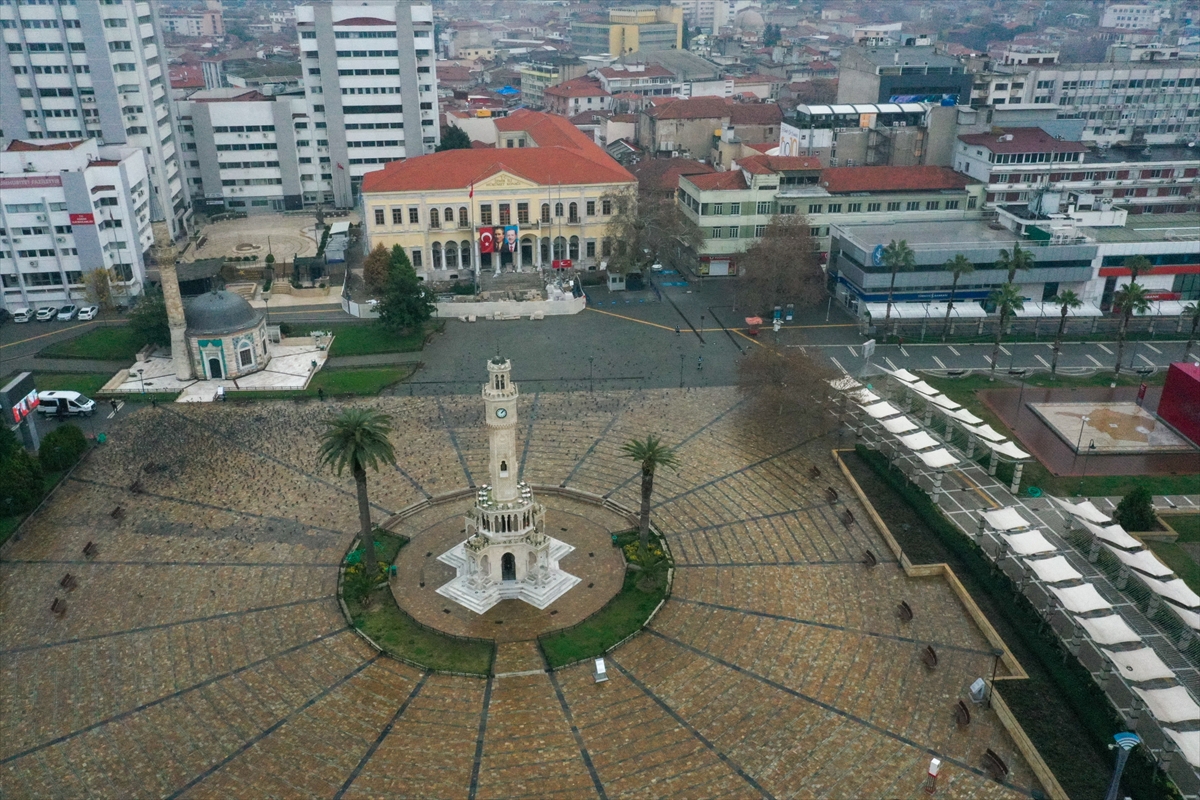 İzmir'de cadde ve sokaklarda sessizlik hakim!